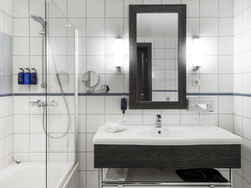 Habitación superior con cama doble o individual y balcón del hotel Mercure Klaipeda City. Foto 4
