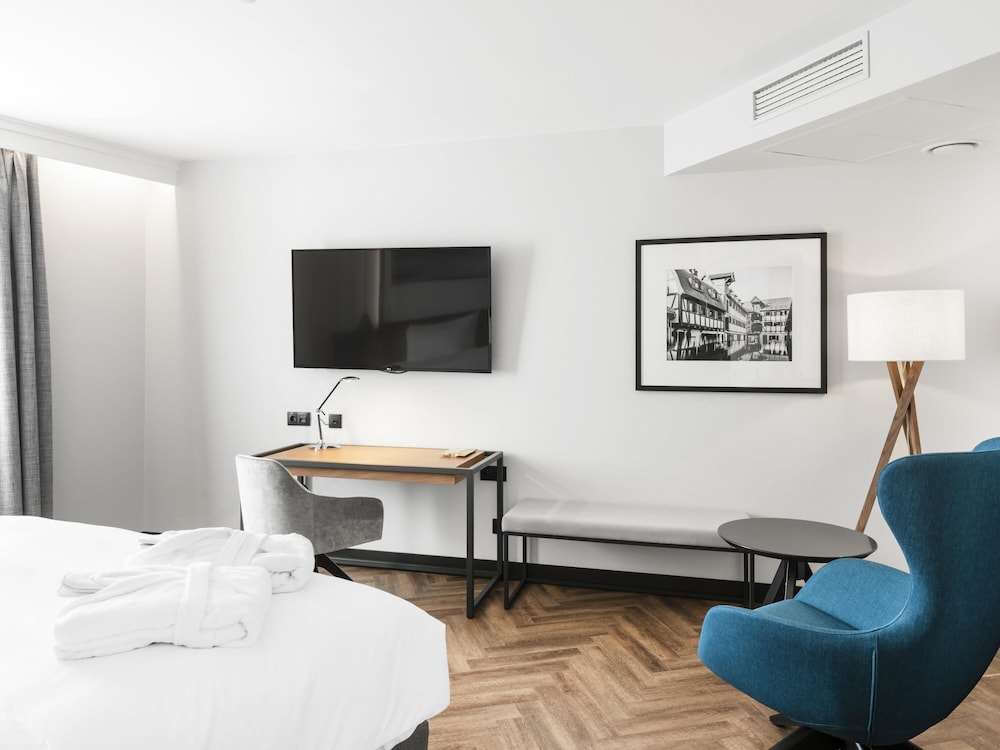 Junior Suite con cama king size y sofá del hotel Mercure Klaipeda City. Foto 3
