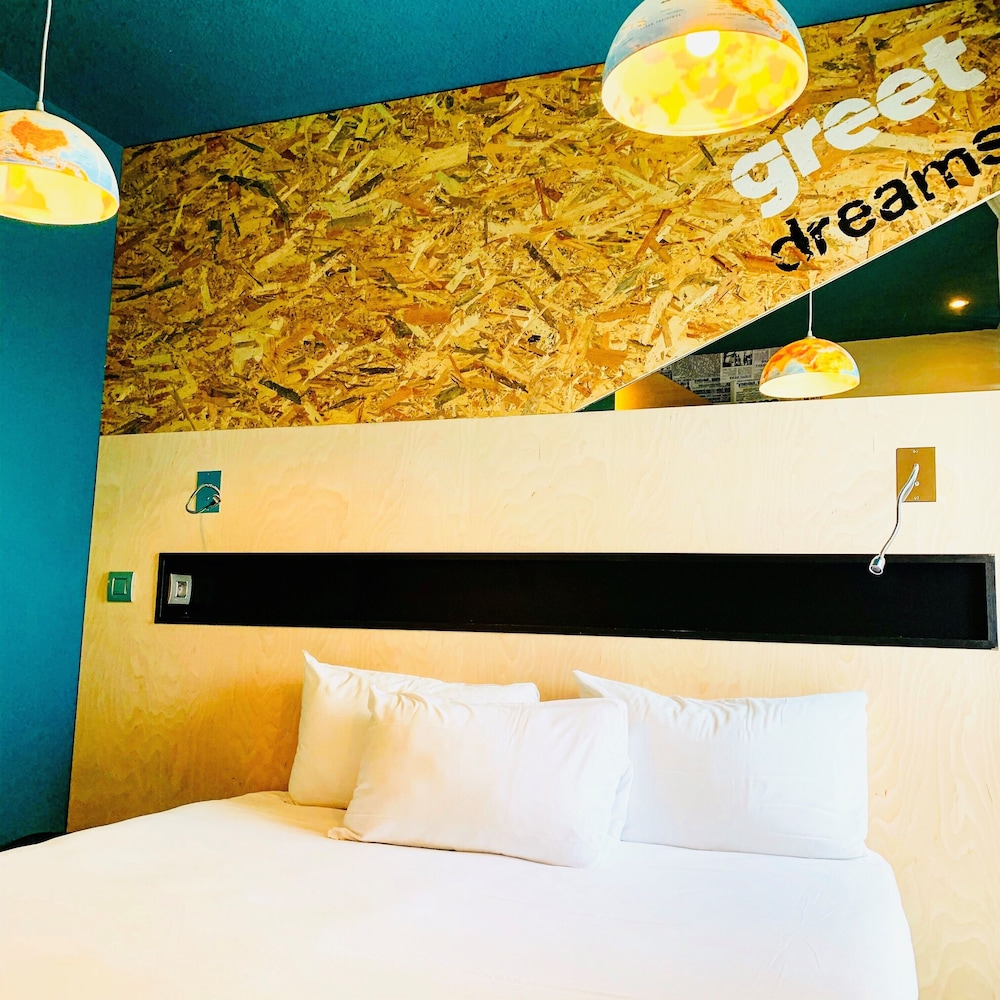 Habitación Pop con cama doble del hotel greet Hotel Marseille Provence Aéroport. Foto 1