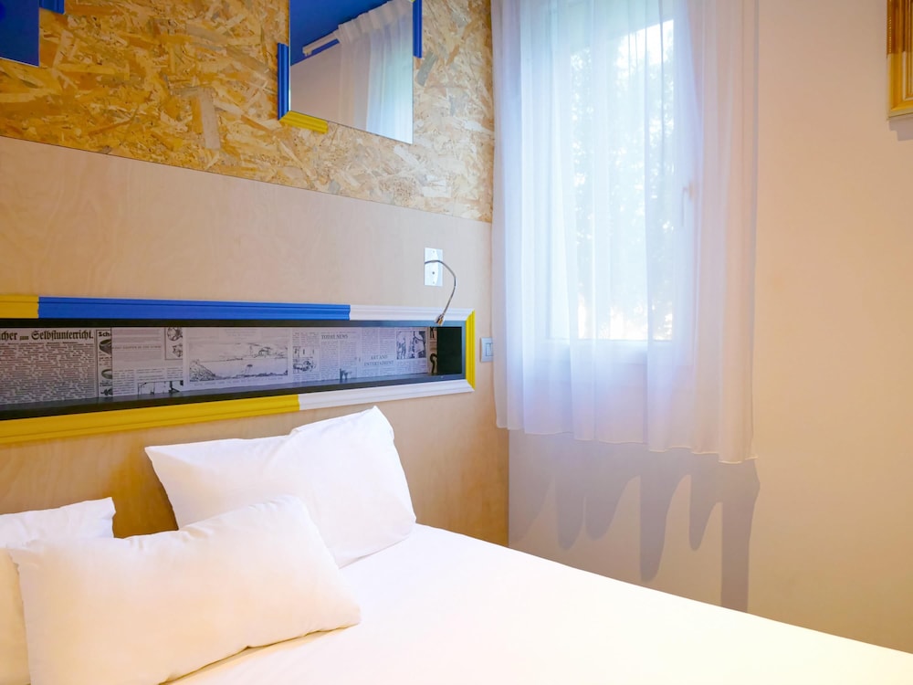 Habitación Pop con cama doble del hotel greet Hotel Marseille Provence Aéroport. Foto 4