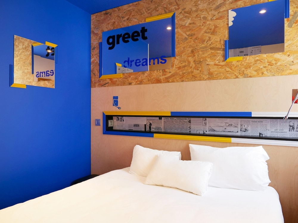 Habitación Pop con cama doble del hotel greet Hotel Marseille Provence Aéroport. Foto 5