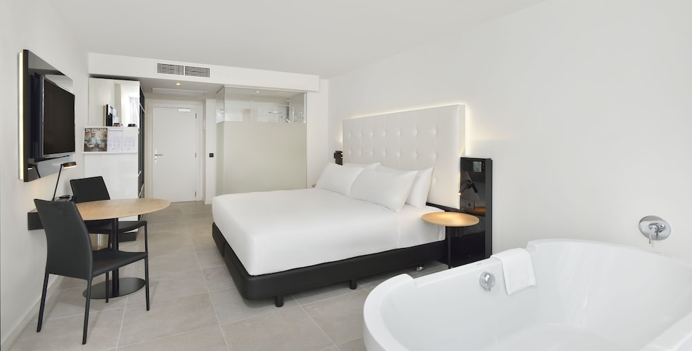 Habitación Premium INNSiDE - Swim Up del hotel Innside By Meliá Palma Bosque. Foto 1