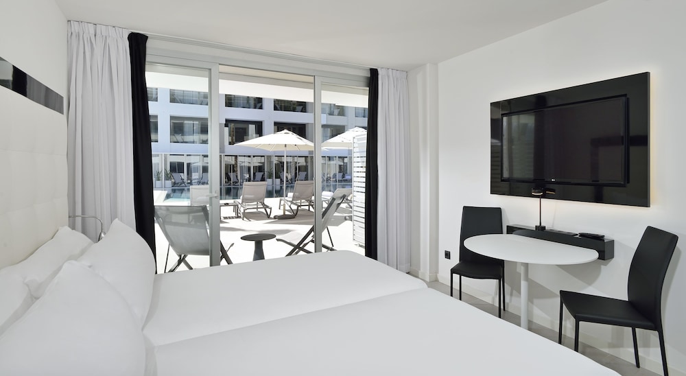 Habitación Premium INNSiDE con balcón del hotel Innside By Meliá Palma Bosque