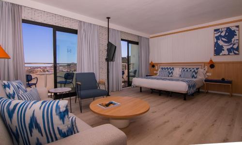 Suite Junior con vistas y bañera de hidromasaje del hotel Isla Mallorca and Spa