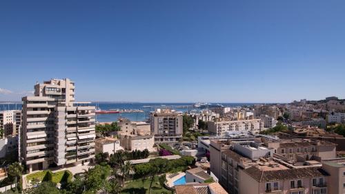 Suite Junior con vistas y bañera de hidromasaje del hotel Isla Mallorca and Spa. Foto 2