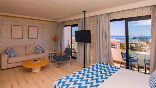 Suite Junior con vistas y bañera de hidromasaje del hotel Isla Mallorca and Spa. Foto 4