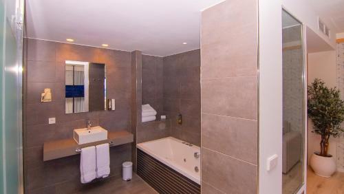 Suite Junior con vistas y bañera de hidromasaje del hotel Isla Mallorca and Spa. Foto 5