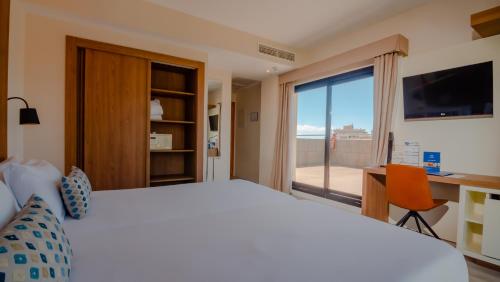 Habitación Premium con terraza del hotel Isla Mallorca and Spa. Foto 9