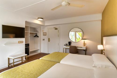 Habitación Doble Estándar con balcón - 1 o 2 camas del hotel Araxa - Adults Only. Foto 9