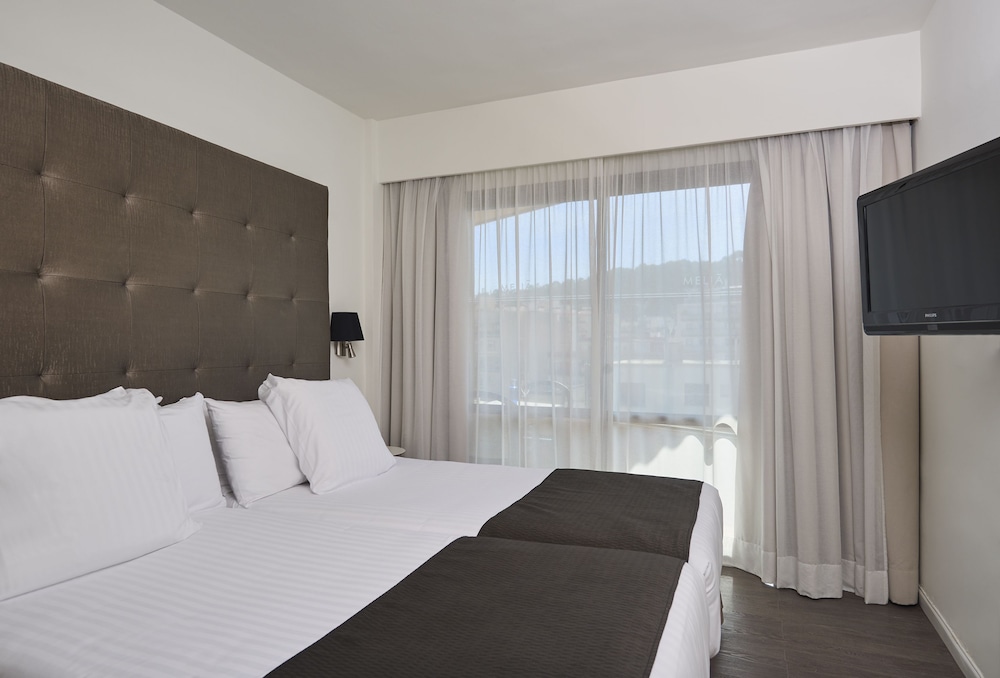 Family Room Vista calle del hotel Melia Palma Marina. Foto 1