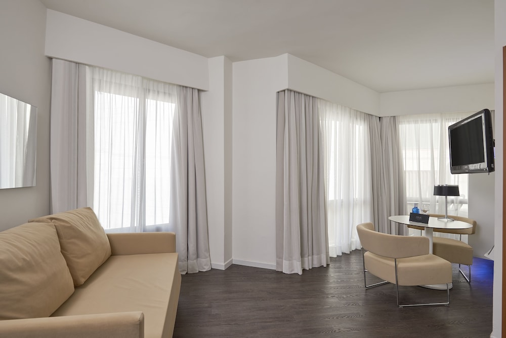 Family Room Vista calle del hotel Melia Palma Marina. Foto 4