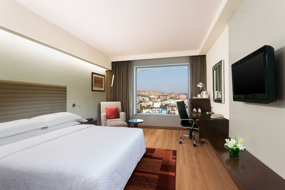 Habitación Club, 1 cama de matrimonio grande, vistas a la ciudad del hotel Four Points By Sheraton Jaipur, City Square. Foto 4