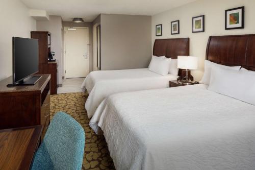 Habitación con 2 camas grandes del hotel Hilton Garden Inn Arcadia/pasadena Area