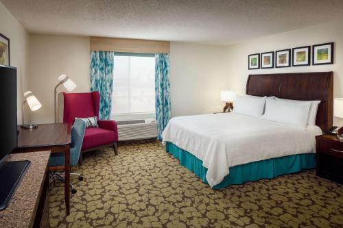 Habitación con cama extragrande y bañera - adaptada para personas de movilidad reducida del hotel Hilton Garden Inn Arcadia/pasadena Area