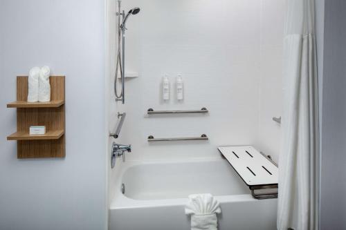 Habitación con cama extragrande y bañera - adaptada para personas de movilidad reducida del hotel Hilton Garden Inn Arcadia/pasadena Area. Foto 2