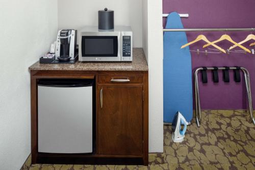 Habitación con cama extragrande y bañera - adaptada para personas de movilidad reducida del hotel Hilton Garden Inn Arcadia/pasadena Area. Foto 3