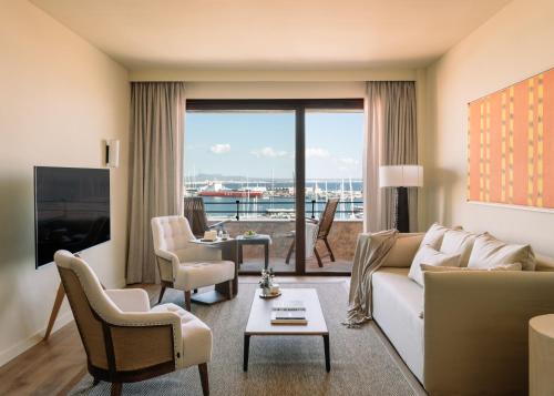 Suite Junior Red Level con vistas al mar y la catedral del hotel Victoria Gran Meliá. Foto 2