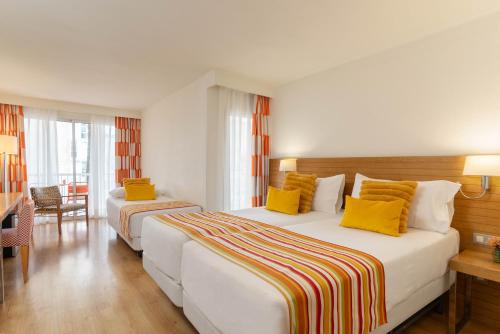Habitación Triple Confort del hotel Hesperia Ciudad De Mallorca. Foto 1