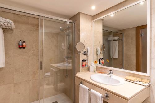 Habitación Doble Superior con vistas al jardín - 1 o 2 camas del hotel Hesperia Ciudad De Mallorca. Foto 4