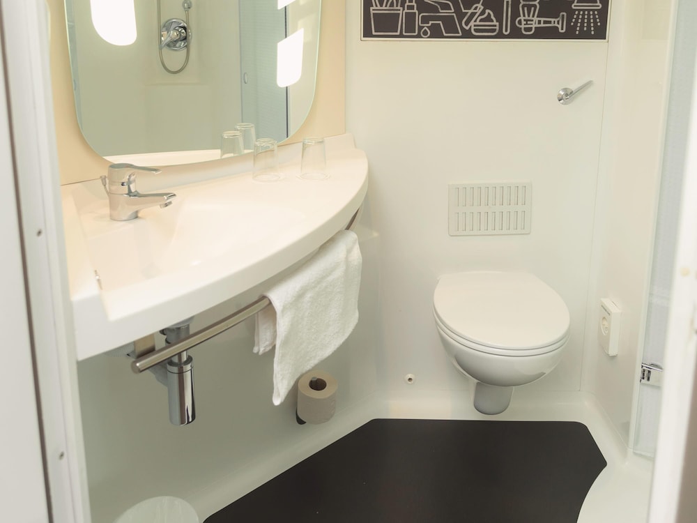Habitación con 2 camas individuales, 2 camas individuales del hotel Ibis Glasgow City Centre – Sauchiehall St. Foto 5