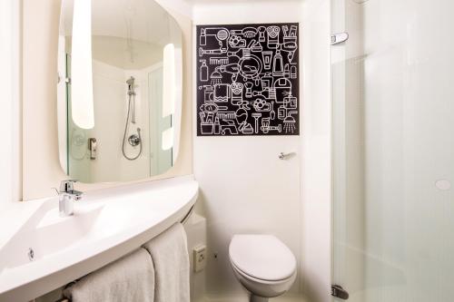 Habitación Doble Sweet - 2 camas del hotel Ibis London Docklands Canary Wharf. Foto 9