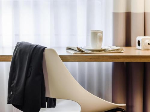 Habitación Doble Estándar con sofá del hotel Ibis London Docklands Canary Wharf. Foto 8