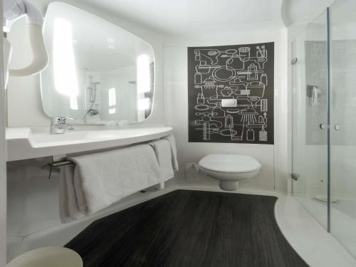 Habitación Doble Estándar con sofá del hotel Ibis London Docklands Canary Wharf. Foto 9