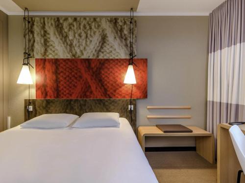 Habitación Doble Estándar con sofá del hotel Ibis London Docklands Canary Wharf. Foto 11