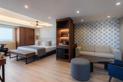 Suite Junior Deluxe con piscina privada y terraza del hotel Catalonia Majorica
