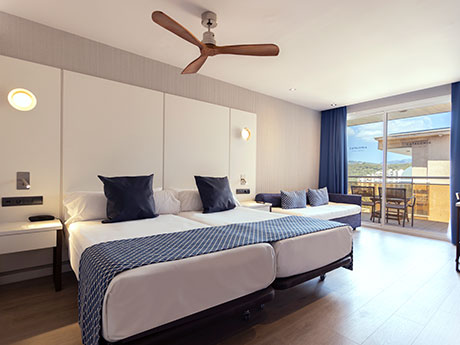 Habitación triple del hotel Catalonia Majorica. Foto 1