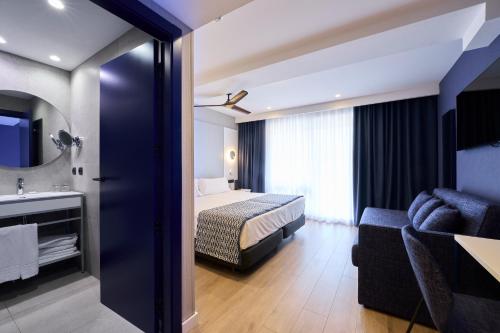 Habitación Triple Premium del hotel Catalonia Majorica. Foto 3