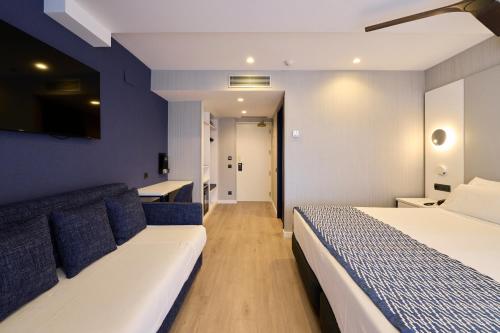 Habitación Triple Premium del hotel Catalonia Majorica. Foto 4