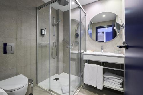 Habitación Triple Premium del hotel Catalonia Majorica. Foto 5