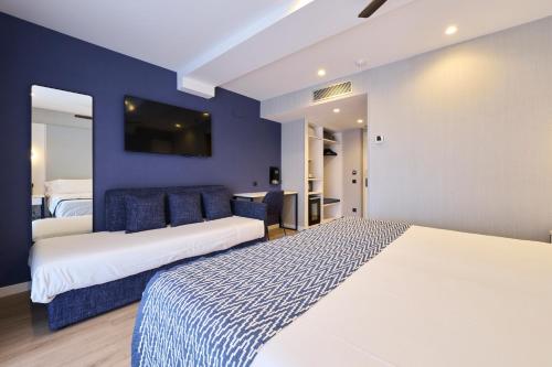 Habitación Triple Premium del hotel Catalonia Majorica. Foto 6