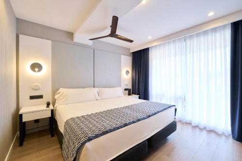 Habitación Triple Premium del hotel Catalonia Majorica. Foto 7