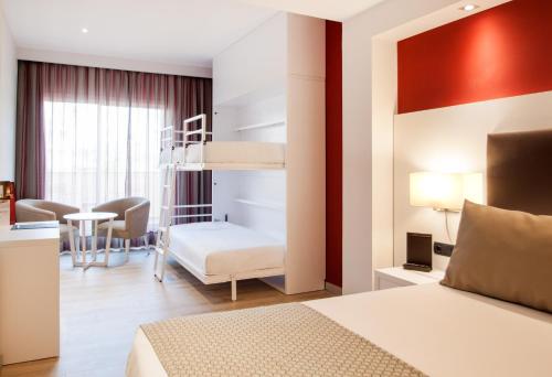 Habitación Familiar del hotel Catalonia Majorica. Foto 9