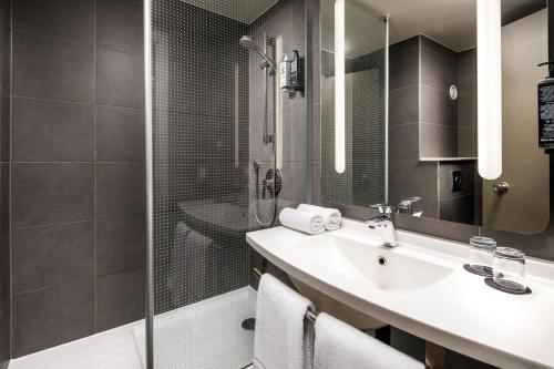 Habitación Doble Sweet - 2 camas del hotel Ibis London Greenwich. Foto 9
