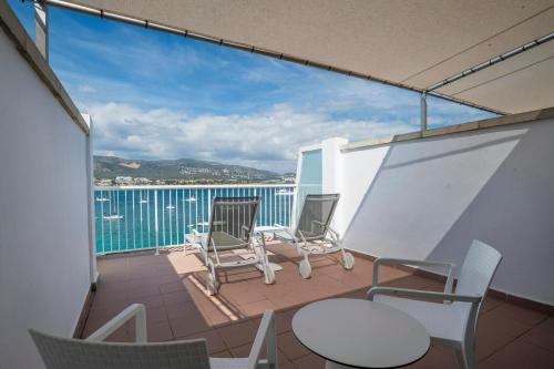 Junior suite Vista Mar Lujo Vista Piscina 2 Camas individuales 2 sofás camas del hotel Leonardo Royal Mallorca. Foto 3