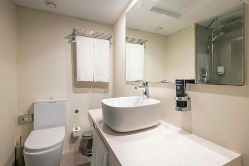 Habitación Cuádruple Deluxe del hotel Leonardo Royal Mallorca. Foto 5