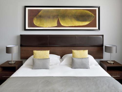 Estudio Deluxe con cama grande del hotel Movenpick Apartments Al Mamzar Dubai. Foto 3