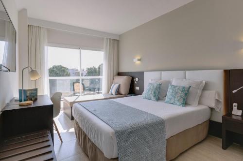 Double Room with Pool View del hotel ILUNION Palmanova Mallorca