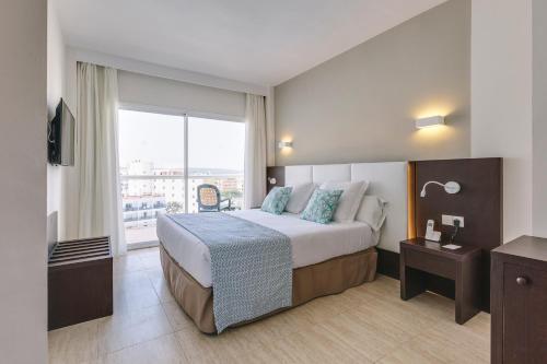 Habitación doble Superior Con Vistas Normal del hotel ILUNION Palmanova Mallorca. Foto 1