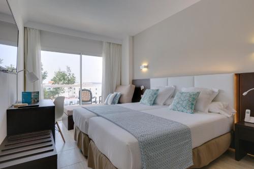 Habitación doble Superior Con Vistas Normal del hotel ILUNION Palmanova Mallorca. Foto 2