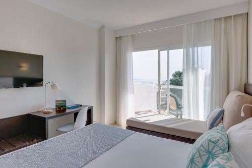 Habitación doble Superior Con Vistas Normal del hotel ILUNION Palmanova Mallorca. Foto 3