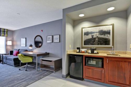Suite Estudio con cama extragrande del hotel Hampton Inn and Suites Newark-harrison-riverwalk. Foto 2