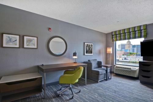 Queen Room with Two Queen Beds with Waterview del hotel Hampton Inn and Suites Newark-harrison-riverwalk
