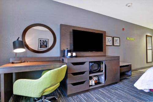 Habitación con 2 camas grandes del hotel Hampton Inn and Suites Newark-harrison-riverwalk