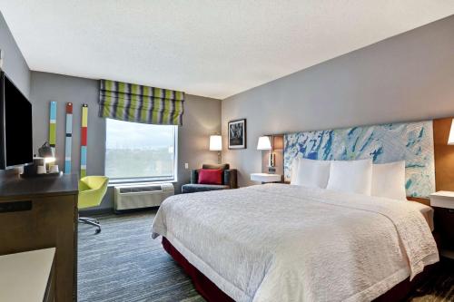 Estudio con cama grande y sofá cama del hotel Hampton Inn and Suites Newark-harrison-riverwalk. Foto 3