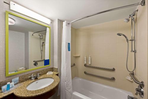 Habitación con 1 cama exgtragrande y bañera accesible - Adaptada para personas con movilidad reducida - No fumadores del hotel Hampton Inn and Suites Poughkeepsie