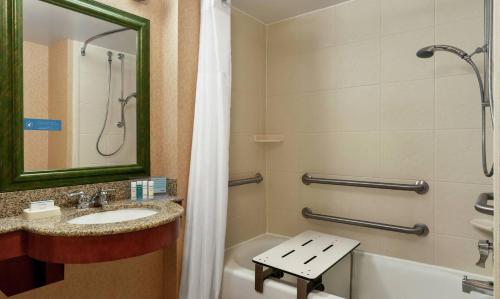 Habitación con 1 cama exgtragrande y bañera accesible - Adaptada para personas con movilidad reducida - No fumadores del hotel Hampton Inn and Suites Poughkeepsie. Foto 6